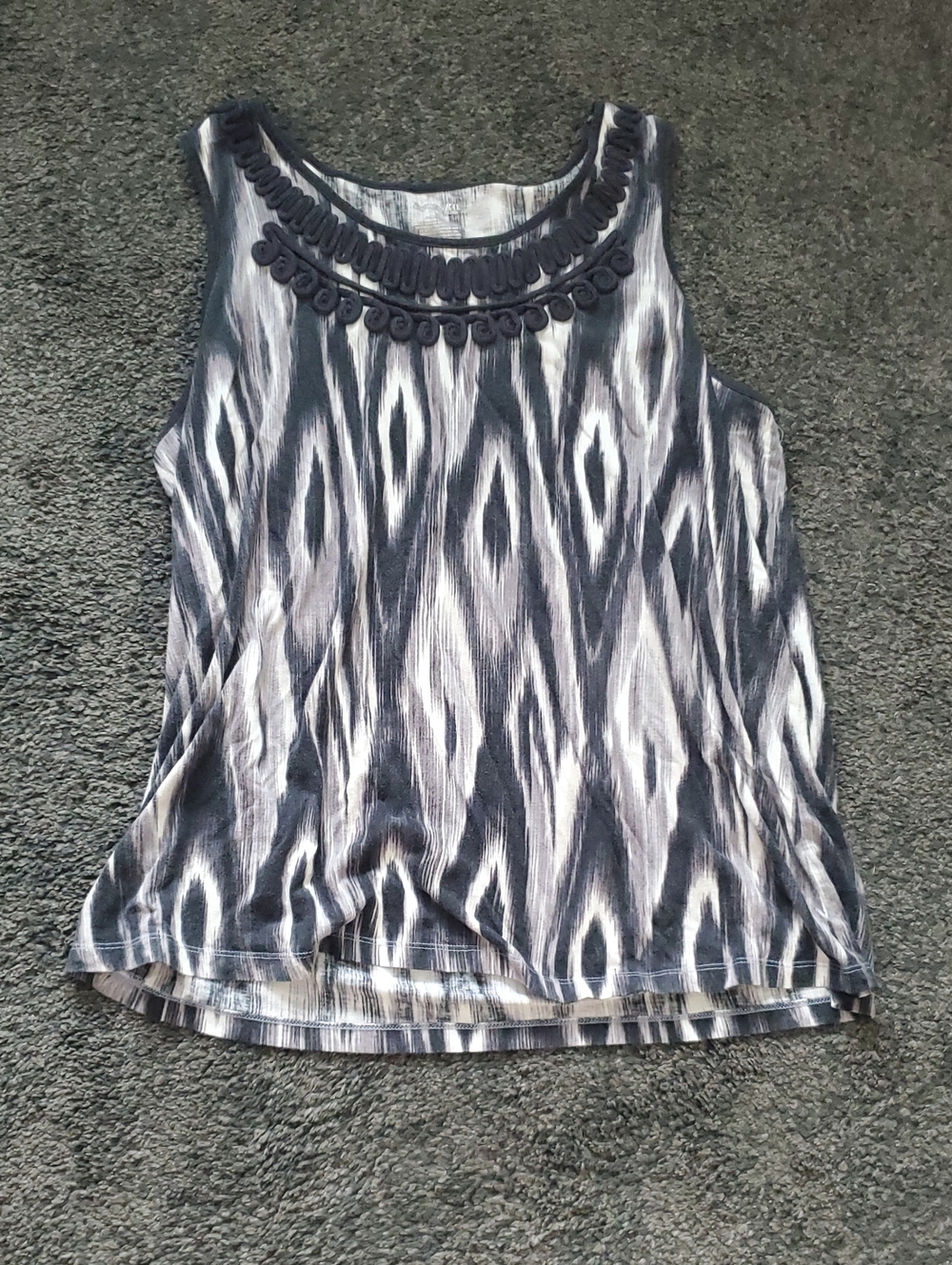Women's Black and White Patterned Sleeveless Tank Top with Decorative Neckline